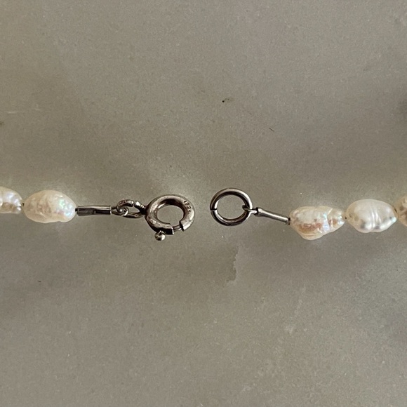 Handcrafted cultured freshwater rice pearl necklace. - Picture 9 of 10